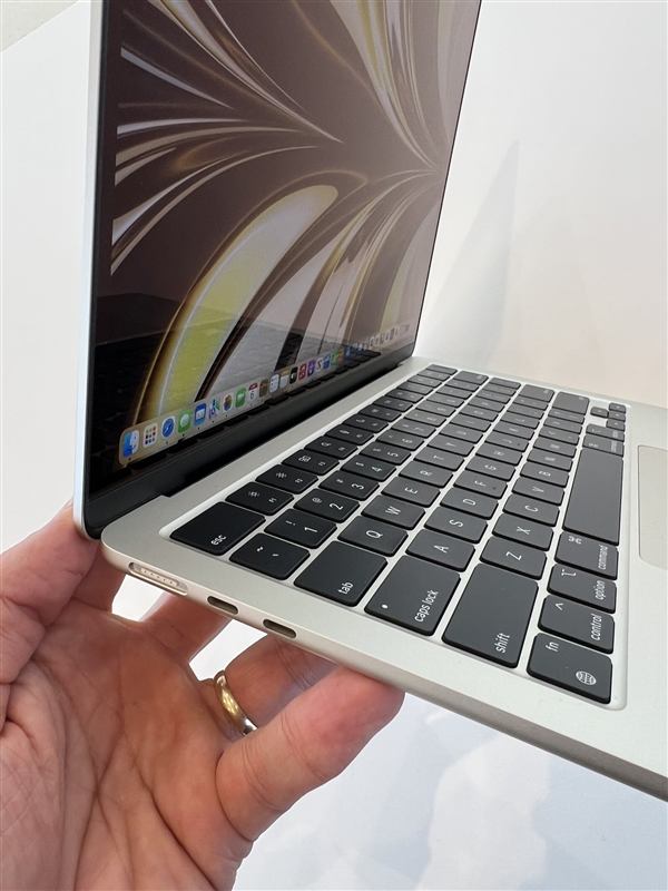 9499元 老外上手MacBook Air：乔布斯时代的经典设计没了 非常帅气