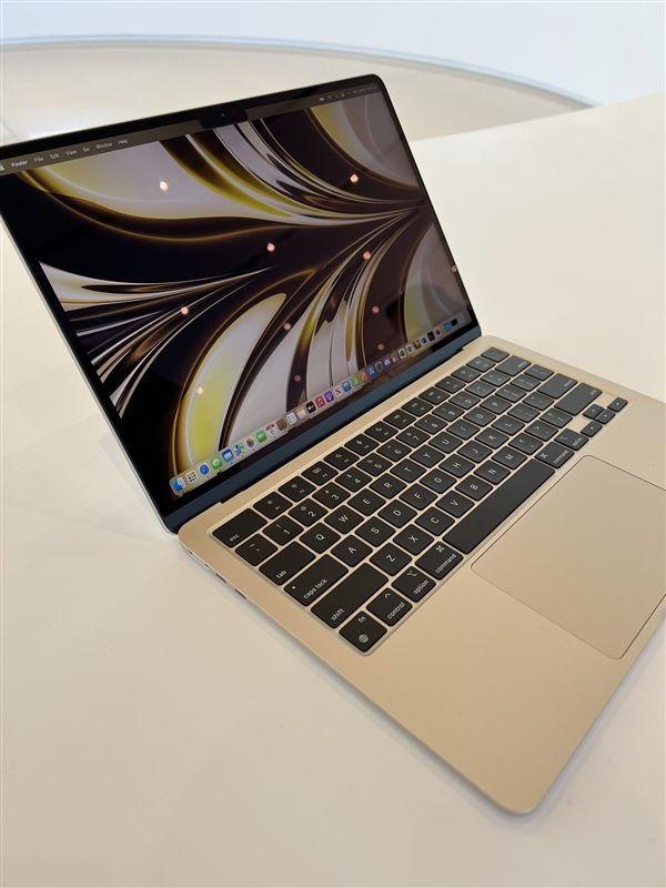 9499元 老外上手MacBook Air：乔布斯时代的经典设计没了 非常帅气