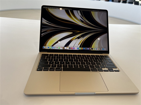 看完苹果WWDC2022大会什么感觉？新MacBook Air真机照来了 刘海屏设计