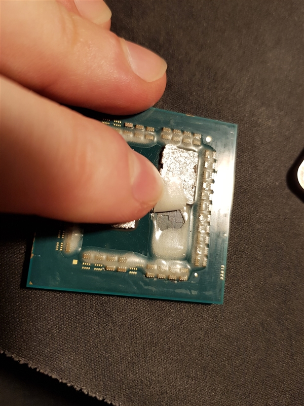 AMD锐龙7 5800X3D成功开盖！钎焊换液金：玩游戏骤降10℃