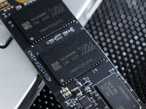 为何PCIe 4.0 SSD需要散热器？实测后真相大白