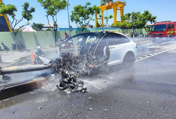 林志颖父子出车祸车辆燃起大火 实探救治医院直播：特斯拉被烧废 本人暂无大碍