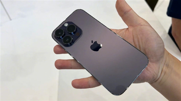 苹果iPhone 14 Pro首发上手：暗紫新配色好看吗？