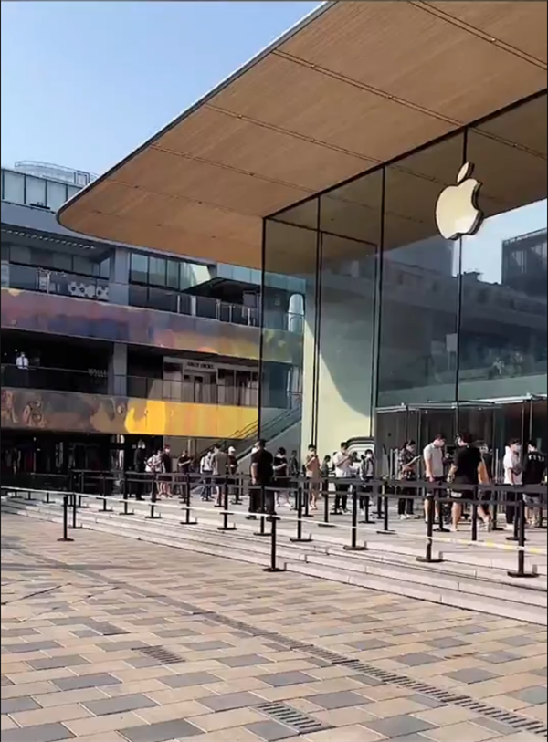 iPhone 14系列今日首发！北京三里屯Apple Store实拍：8点前已排长队