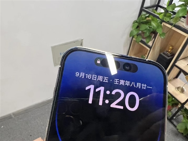 首批用户称iPhone14 Pro灵动岛有色差狂吐槽 实测：户外及强光下逼死强迫症