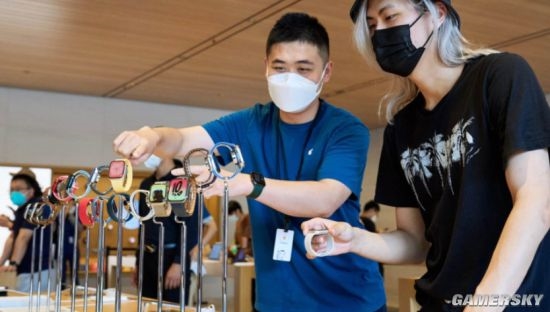 苹果Apple Store用上灵动岛橱窗展示 大圆圈瞩目