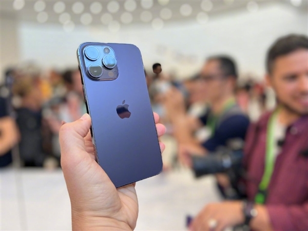 iPhone 14 Pro紫色版被吐槽色差大：两台手机完全不同 客服回应了