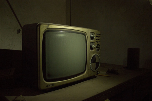 男子将10万现金藏黑白电视机 被妻子当废品20元卖掉