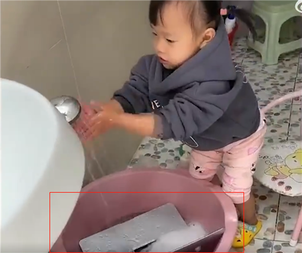 2岁闺女趁爸爸午睡好心“清洗”电脑垃圾：直接泡进水盆