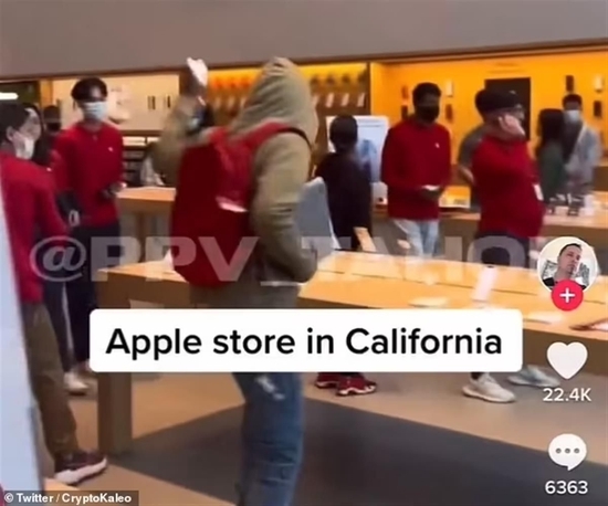 两男子洗劫苹果店抢走20多万产品 店员一举动堪称：让顾客主动把路让开