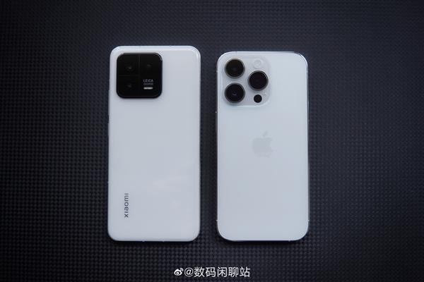 小米13、iPhone 14 Pro全角度对比：小米正面碾压式完胜 背面有争议