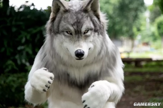 日本网友花300万制作狼人套装 效果逼真堪比特效