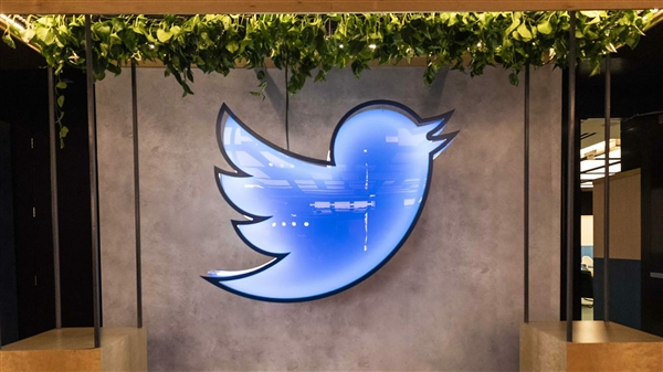 马斯克没钱了？推特拍卖数百件办公资产：“小蓝鸟”雕像10万美元成交
