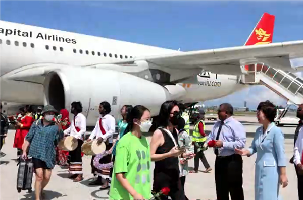 最高规格！中国游客抵达马尔代夫接受水门礼：旅游部长亲接机