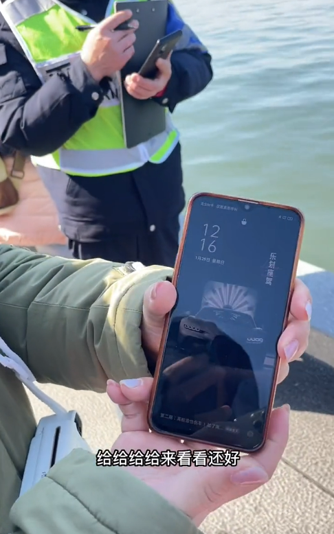 女子手机不慎落入西湖 “打捞神器”只用30秒捞出