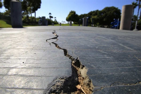 强震已致超7700人遇难！土耳其地震背后的人祸 建筑不达标、豆腐渣工程多