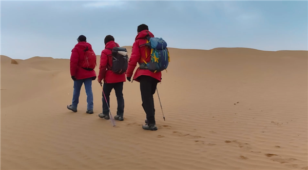 顺利抵达“塔克拉玛干沙漠的肚脐” 探险家携华为Mate50系列探访中国最后的沙漠村落