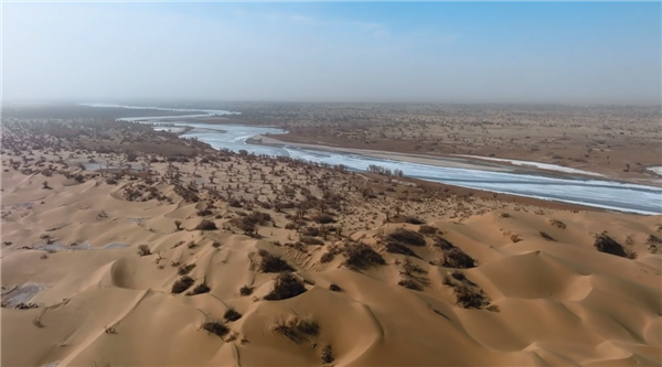 顺利抵达“塔克拉玛干沙漠的肚脐” 探险家携华为Mate50系列探访中国最后的沙漠村落