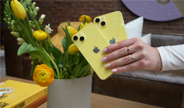 苹果推出黄色款iPhone 14！美女小姐姐上手：实机感受下