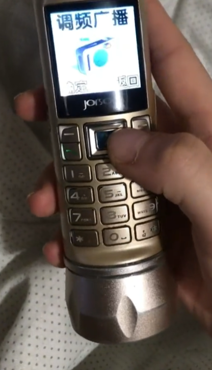 活久见！女生家中发现神奇圆柱形手机：登QQ、手电筒、拍照  功能多到炸