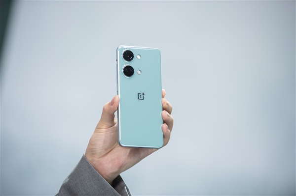 网友上手一加Ace 2V：直呼“好流畅” 跟iPhone 13 Pro Max一个级别