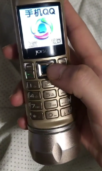 活久见！女生家中发现神奇圆柱形手机：登QQ、手电筒、拍照  功能多到炸