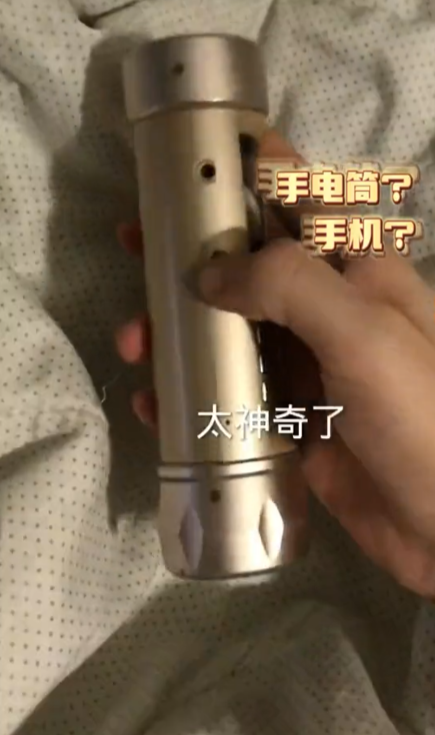活久见！女生家中发现神奇圆柱形手机：登QQ、手电筒、拍照  功能多到炸