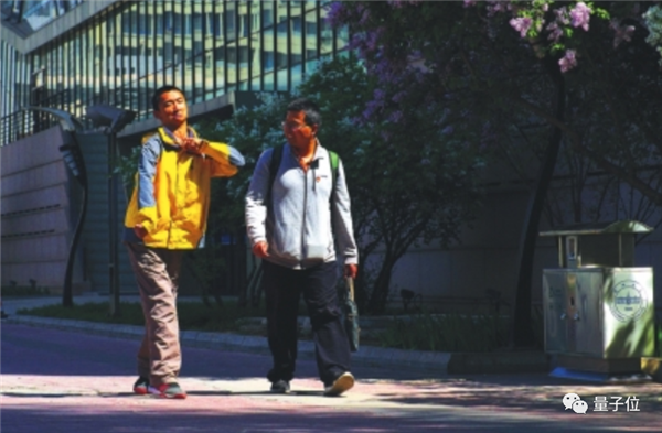 高考262分却发4篇SCI论文！脑瘫小伙旁听12年：修完本硕博所有课程