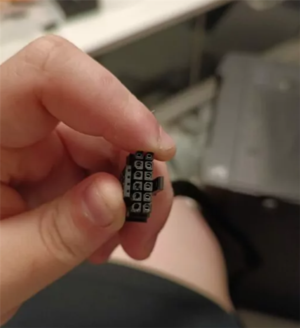 Intel推新版12VHPWR电源接口：新结构解决烧毁问题