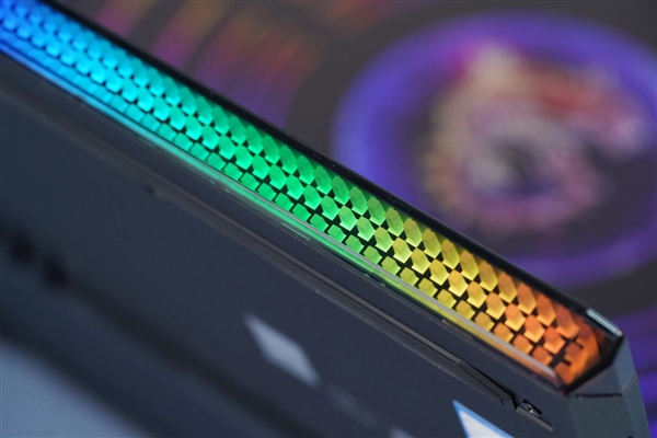 全景灯效无敌！微星泰坦GE78 HX笔记本图赏