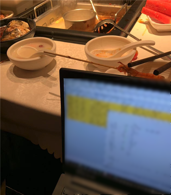 站着喝酒的孔乙己：就像写字楼里的年轻人