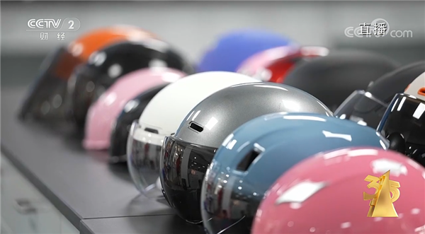 央视3·15晚会第三弹：电动车安全头盔不安全 成戴在头上的“刀片”