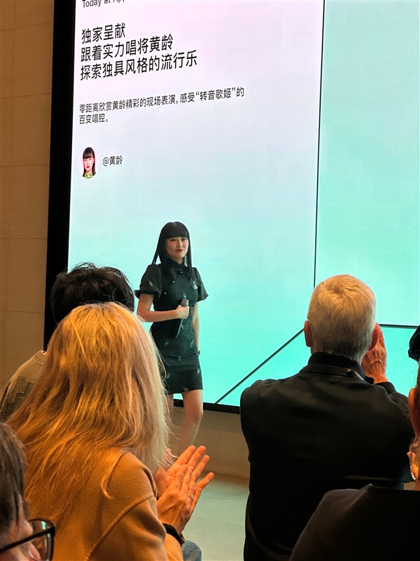 库克现身北京三里屯Apple零售店：微博晒自己与黄龄合影