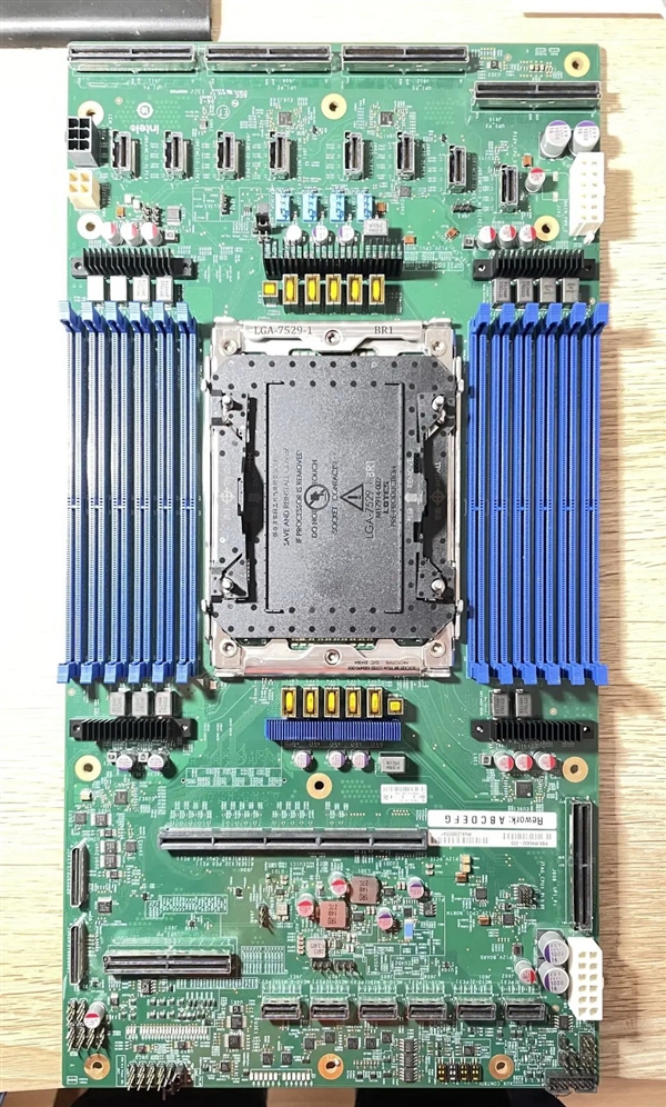 132大核、512小核？Intel LGA7529巨型接口新至强主板清晰曝光