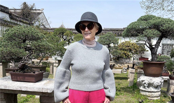 马斯克74岁母亲晒图中国行：在这里很开心、每个人都很友善