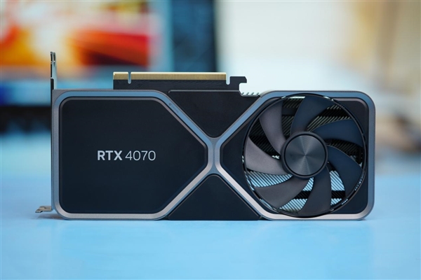 延续4090外观 小巧太多了！NVIDIA RTX 4070公版图赏