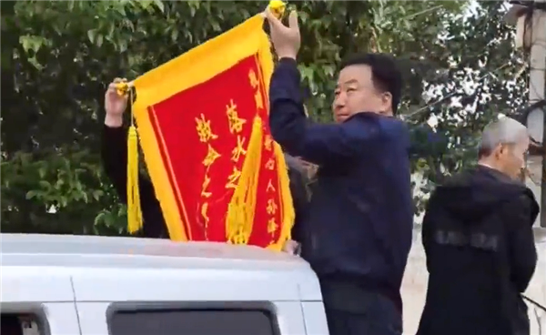 男孩掉入黄河被救 家长抬羊登门拜谢 网友：知恩图报的正确打开方式