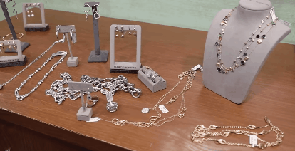 为了把钱花出去 印度网红请全城人免费加油一天