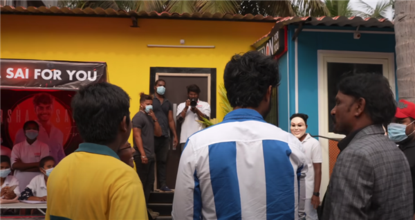 为了把钱花出去 印度网红请全城人免费加油一天