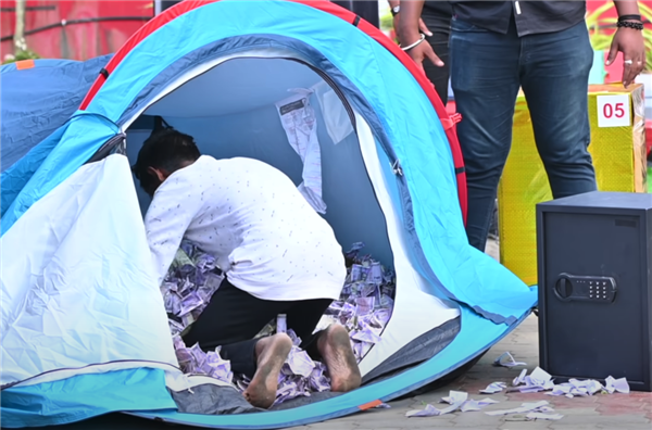 为了把钱花出去 印度网红请全城人免费加油一天