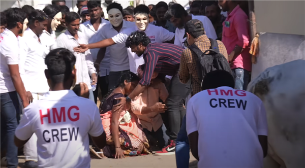 为了把钱花出去 印度网红请全城人免费加油一天