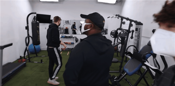 为了把钱花出去 印度网红请全城人免费加油一天