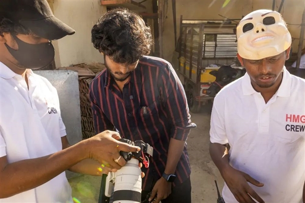 为了把钱花出去 印度网红请全城人免费加油一天