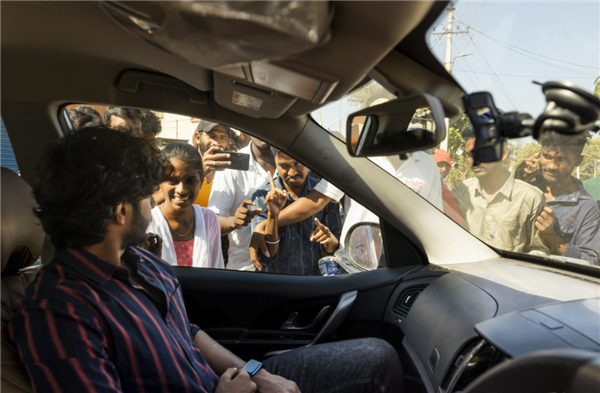 为了把钱花出去 印度网红请全城人免费加油一天