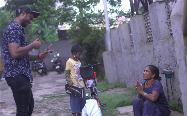 为了把钱花出去 印度网红请全城人免费加油一天