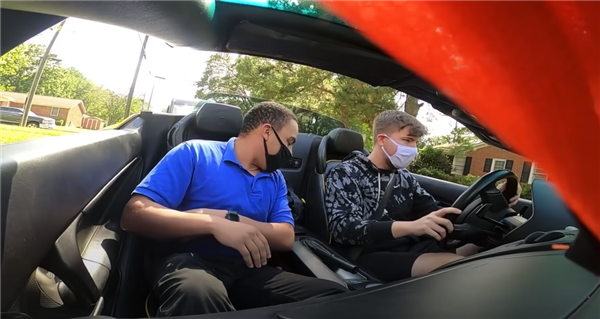 为了把钱花出去 印度网红请全城人免费加油一天