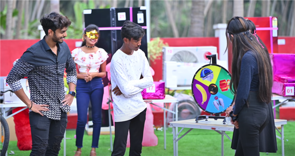 为了把钱花出去 印度网红请全城人免费加油一天