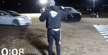 为了把钱花出去 印度网红请全城人免费加油一天