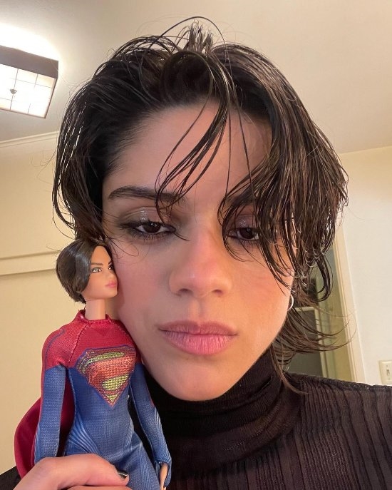 《闪电侠》超女演员展示超女芭比娃娃：长得像我