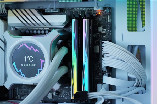 宛如超跑干练极致！芝奇幻锋戟Z5 RGB DDR5 7200 24GB内存图赏